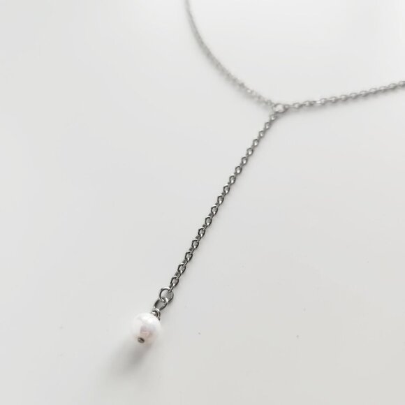 Classic & elegant silver pearl necklace with a small silver chain - Picture 5 of 8